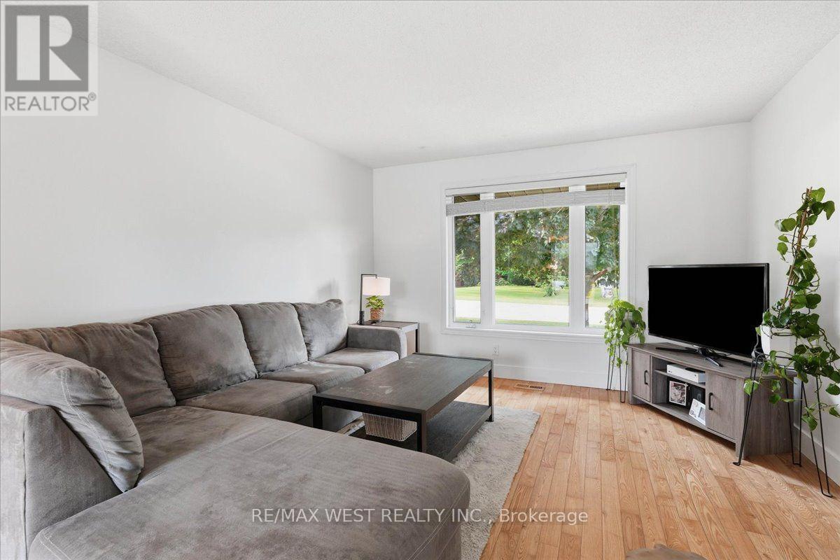 12 Dunnett Drive, Brighton, ON - Indoor Photo Showing Living Room