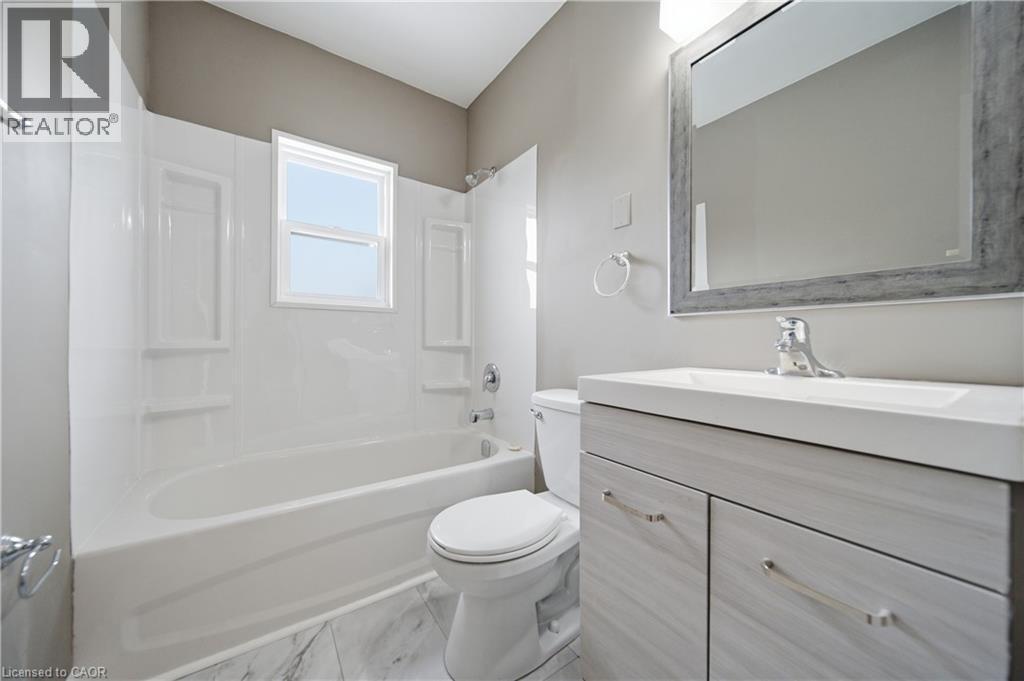 293 Highland Road E Unit# A, Kitchener, ON - Indoor Photo Showing Bathroom