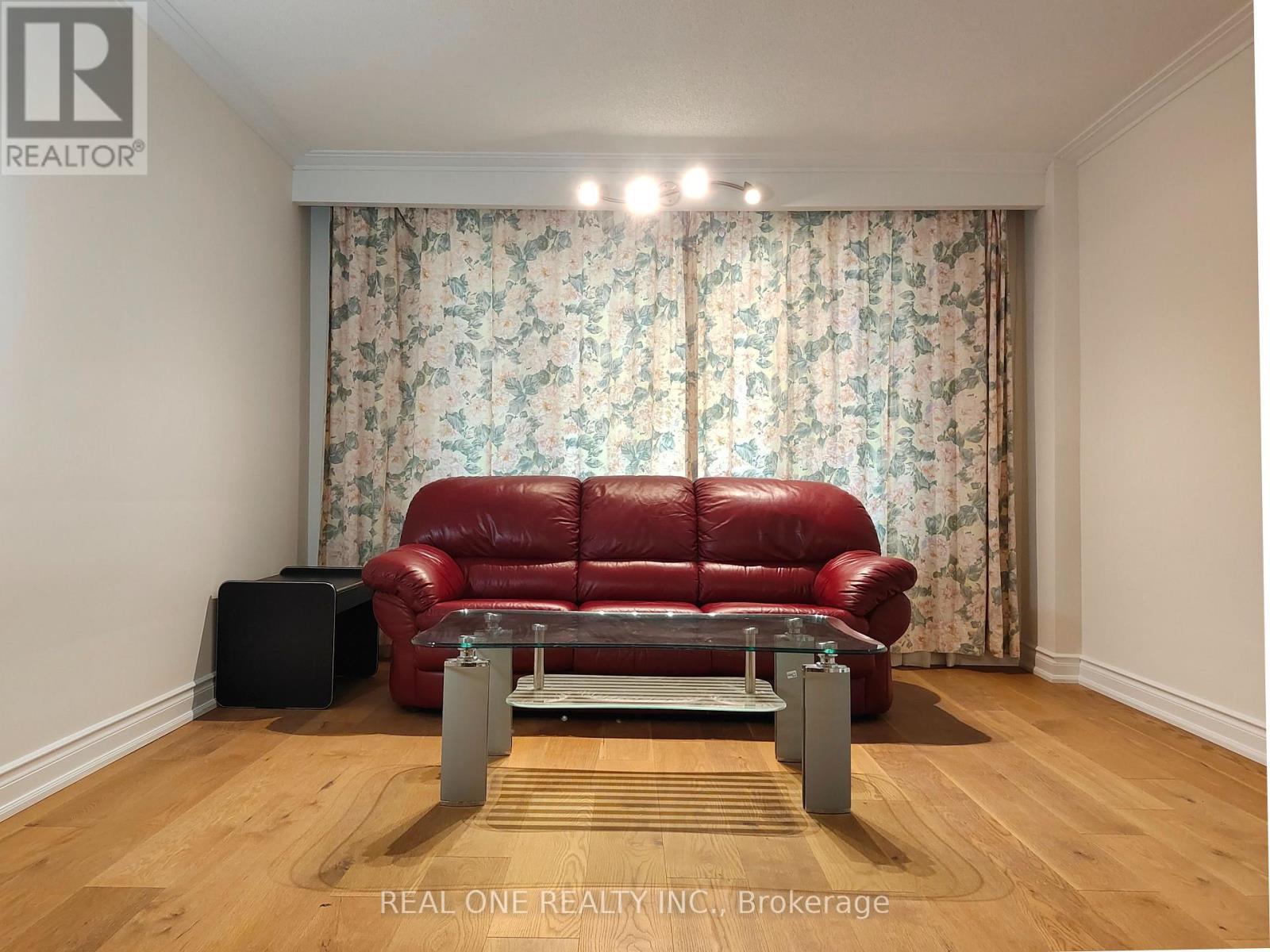 13 Mallaby Road, Toronto, ON - Indoor Photo Showing Living Room