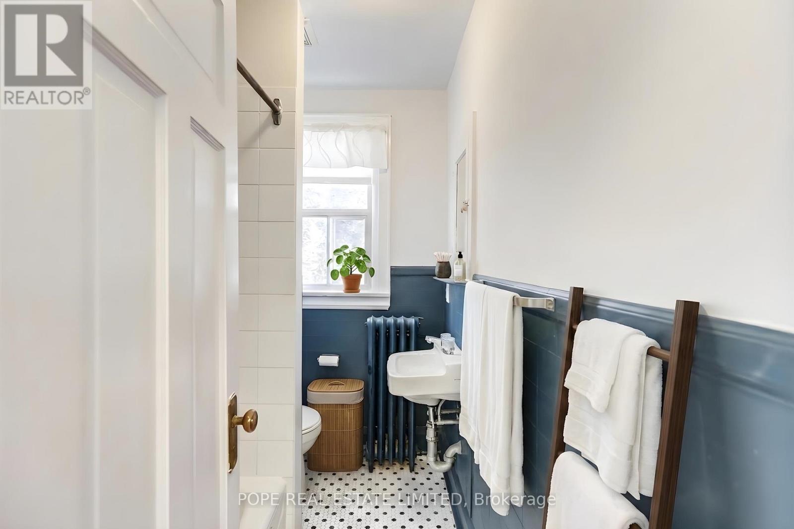 18 Edgewood Avenue, Toronto, ON - Indoor Photo Showing Bathroom