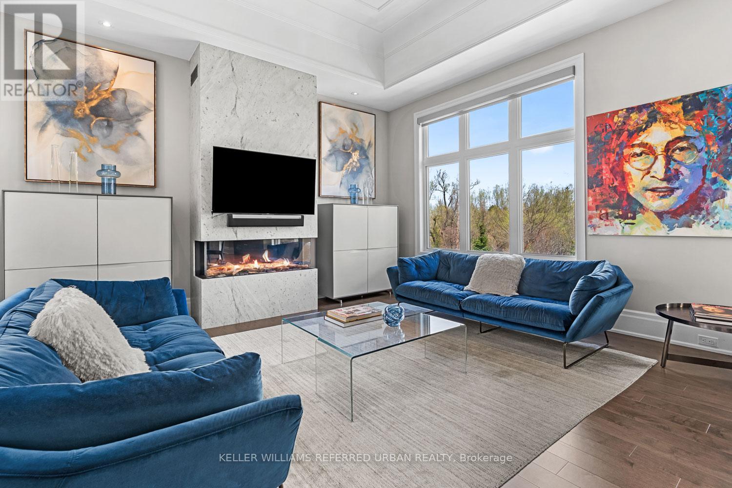 61 Ria Court, King, ON - Indoor Photo Showing Living Room