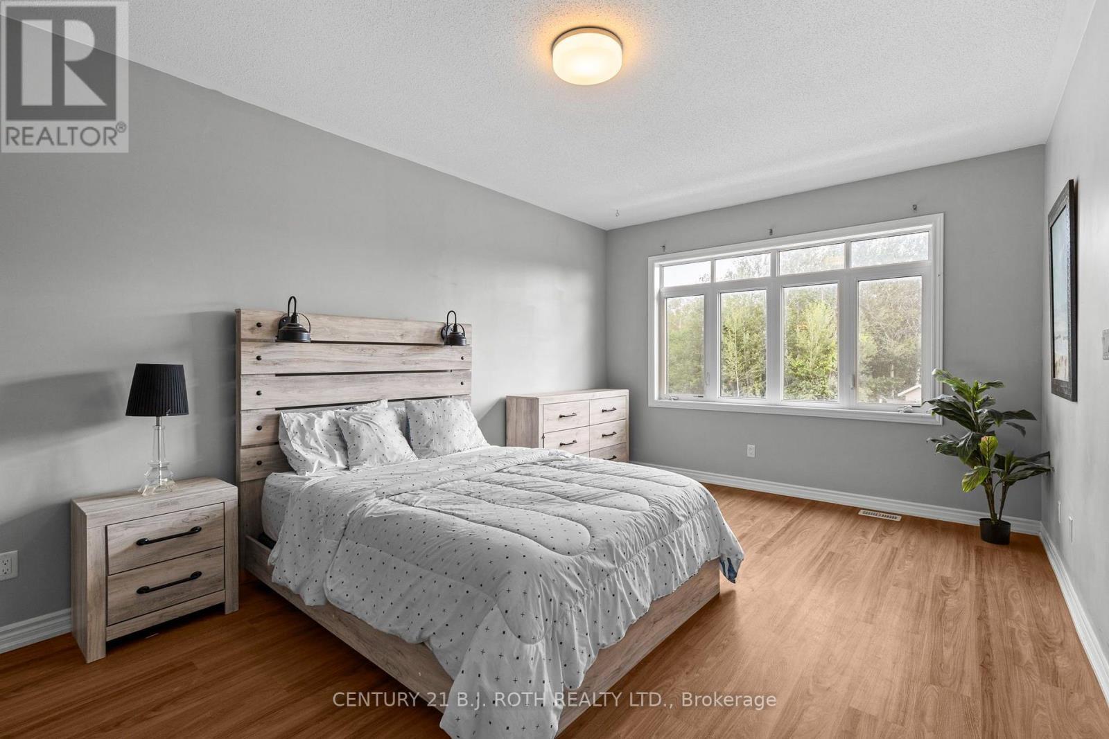 211 Roy Drive, Clearview, ON - Indoor Photo Showing Bedroom