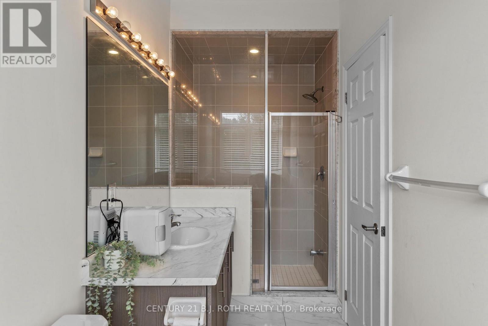 211 Roy Drive, Clearview, ON - Indoor Photo Showing Bathroom