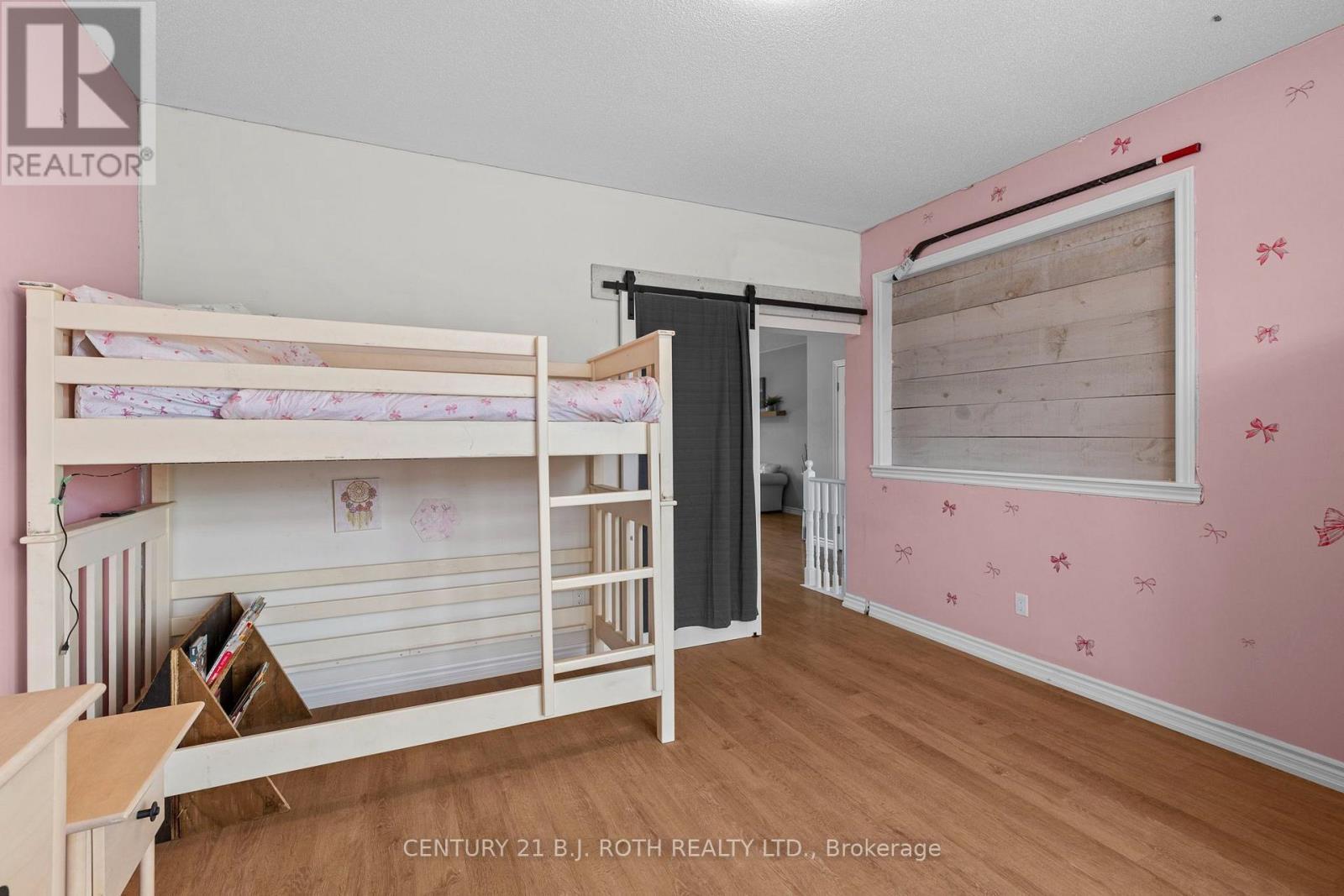 211 Roy Drive, Clearview, ON - Indoor Photo Showing Bedroom