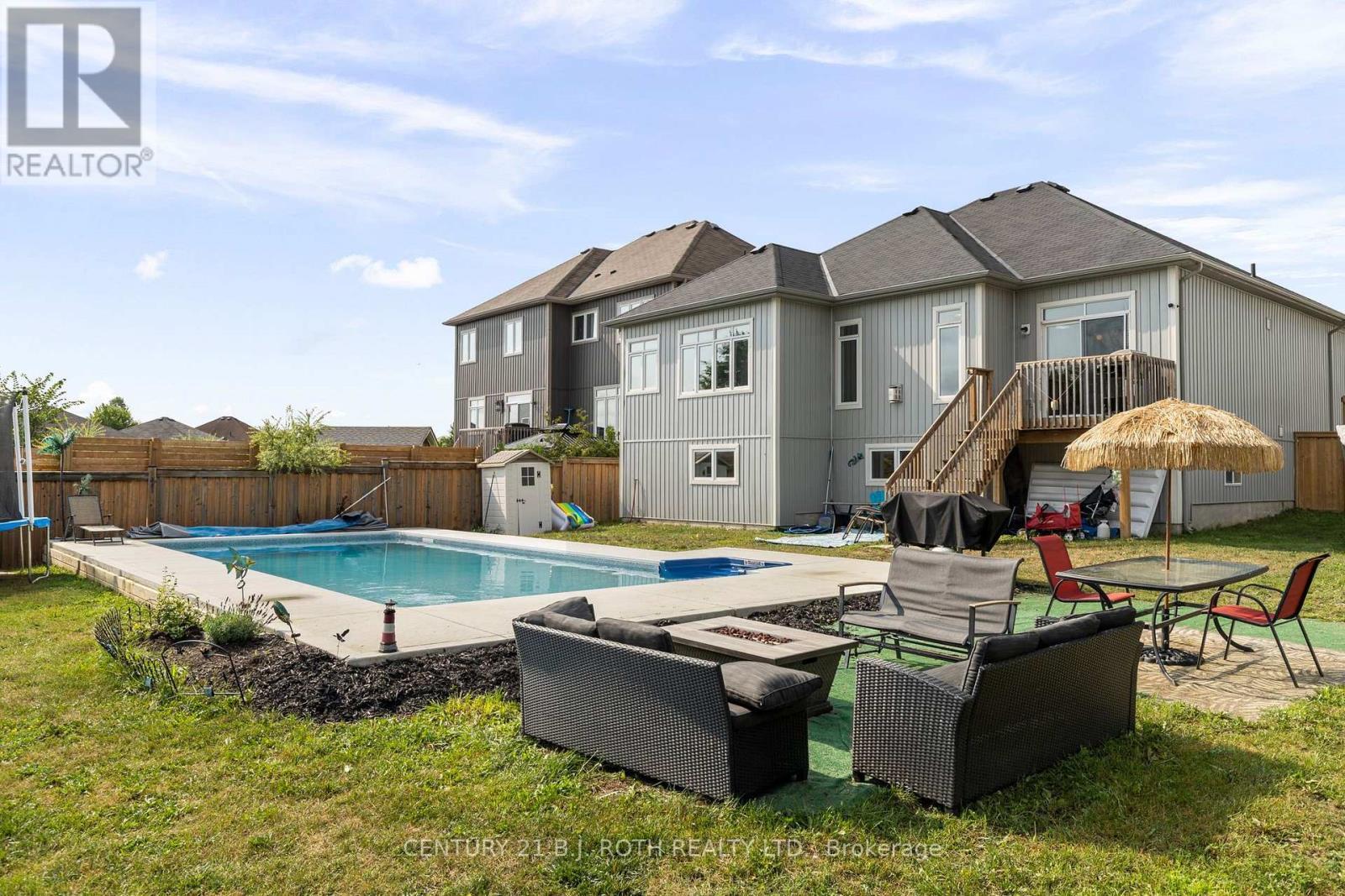 211 Roy Drive, Clearview, ON - Outdoor With In Ground Pool