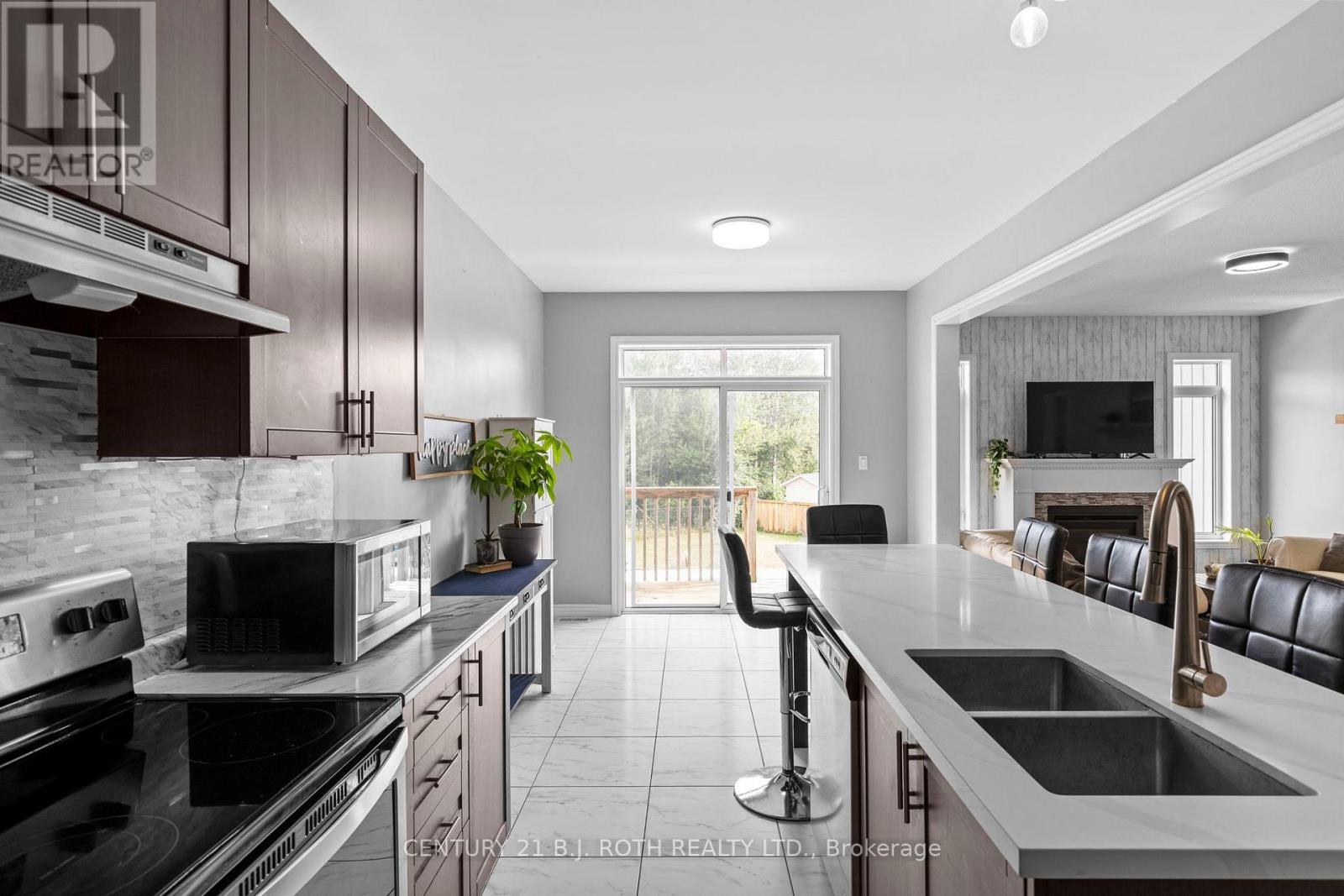 211 Roy Drive, Clearview, ON - Indoor Photo Showing Kitchen With Double Sink With Upgraded Kitchen