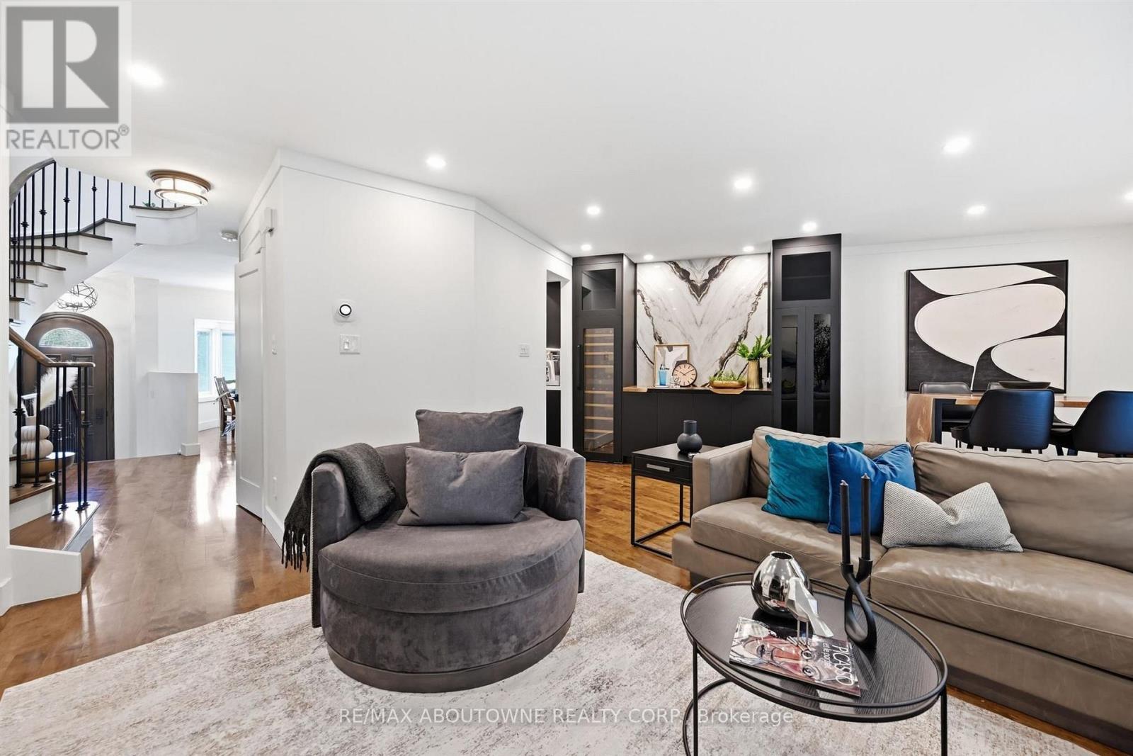 25 Southwind Terrace, Oakville, ON - Indoor Photo Showing Living Room