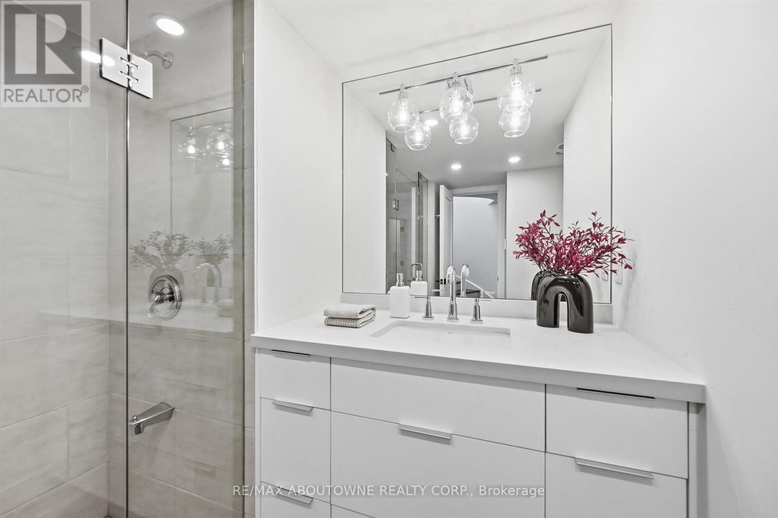 25 Southwind Terrace, Oakville, ON - Indoor Photo Showing Bathroom