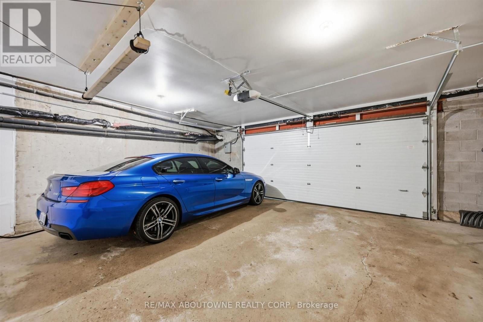 25 Southwind Terrace, Oakville, ON - Indoor Photo Showing Garage
