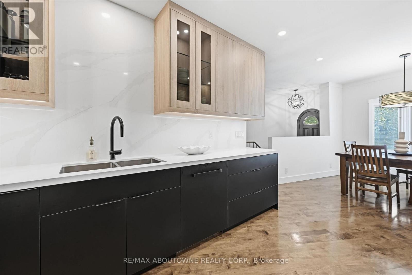 25 Southwind Terrace, Oakville, ON - Indoor Photo Showing Kitchen With Double Sink