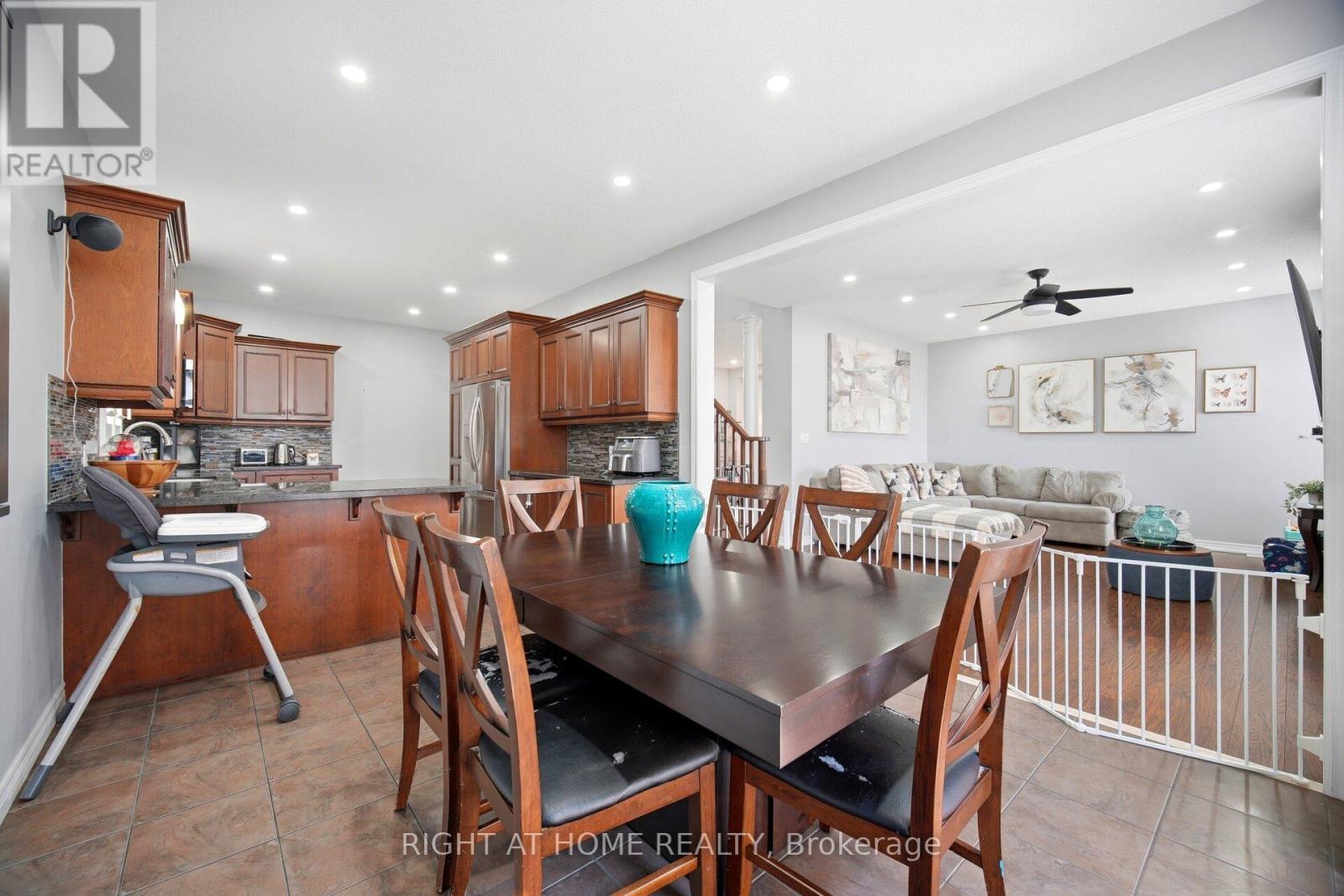 79 Garinger Crescent, Hamilton, ON - Indoor Photo Showing Dining Room