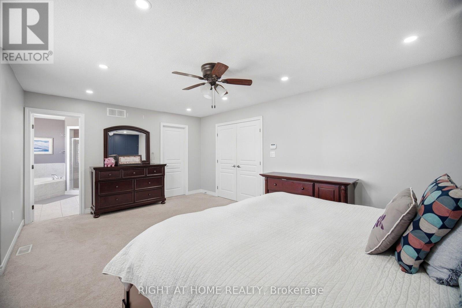 79 Garinger Crescent, Hamilton, ON - Indoor Photo Showing Bedroom