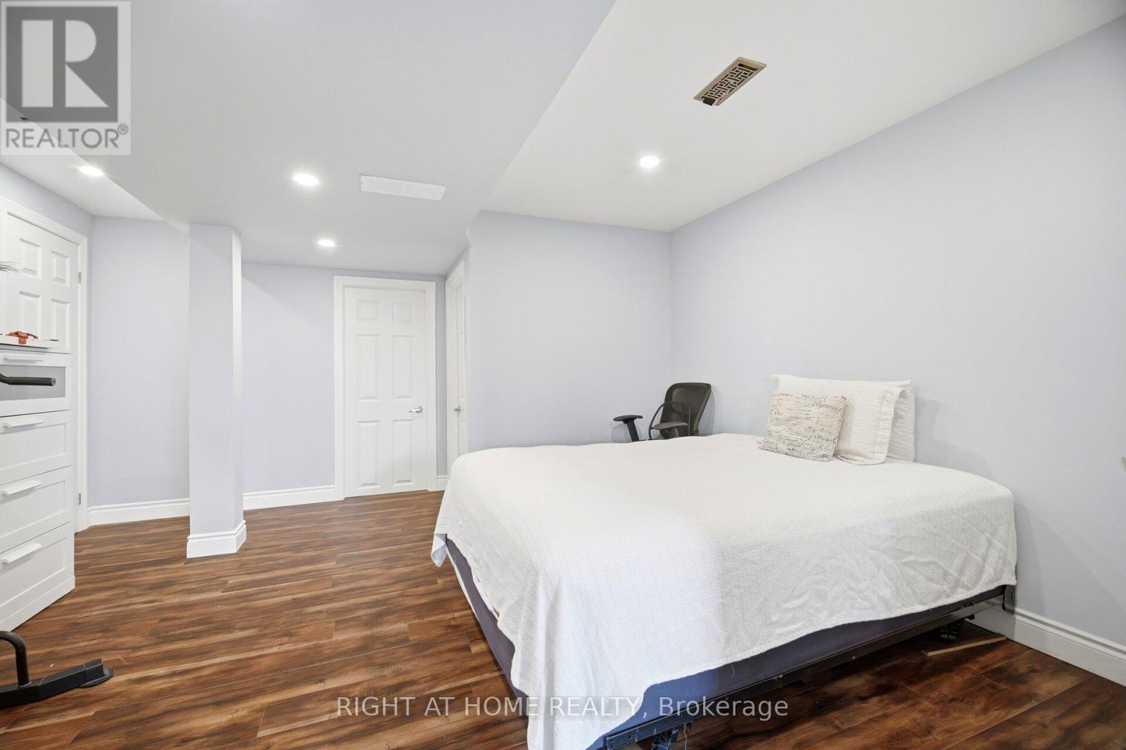79 Garinger Crescent, Hamilton, ON - Indoor Photo Showing Bedroom