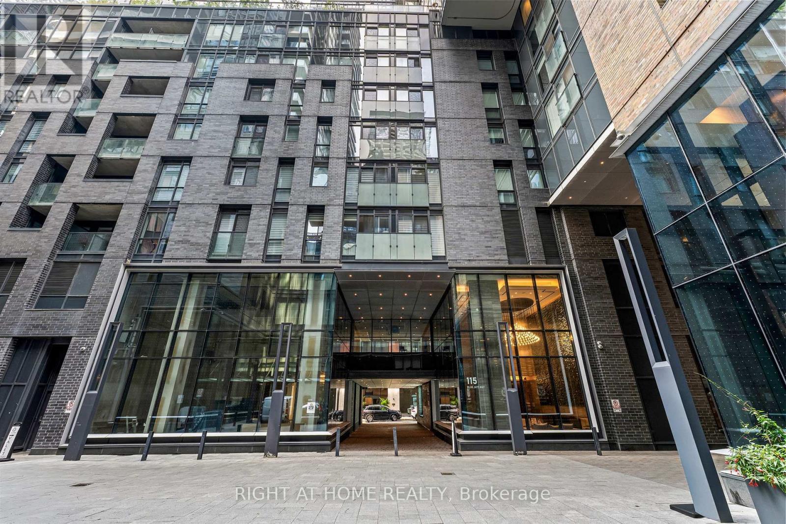 Modern condos along King St W - 3110 - 115 Blue Jays Way, Toronto, ON - Outdoor