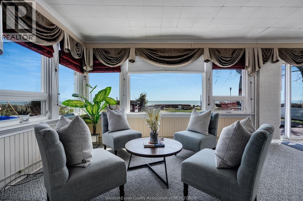 1247 Heritage Road, Kingsville, ON - Indoor Photo Showing Living Room