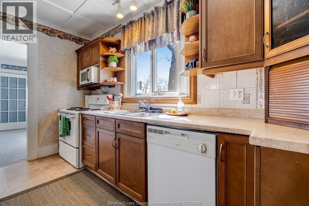 1247 Heritage Road, Kingsville, ON - Indoor Photo Showing Kitchen With Double Sink