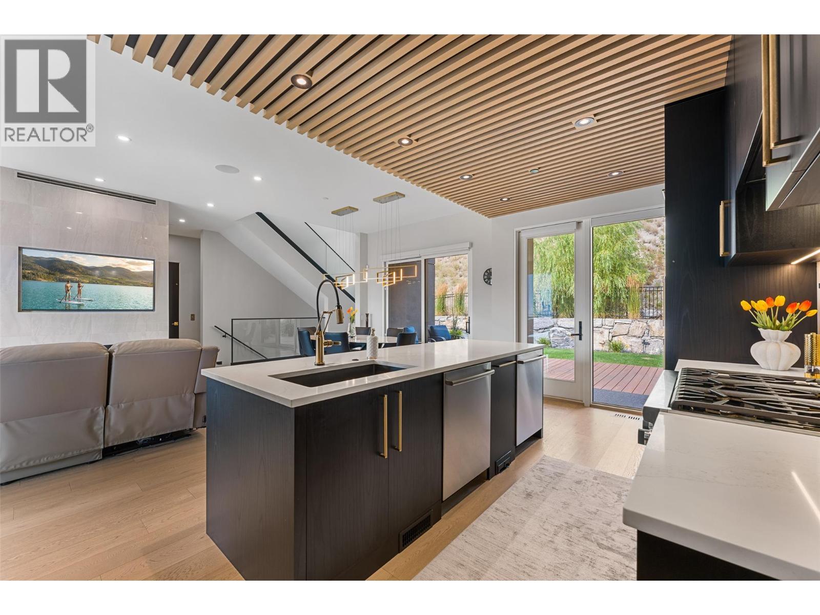 9829 Beacon Hill Crescent, Lake Country, BC - Indoor Photo Showing Kitchen