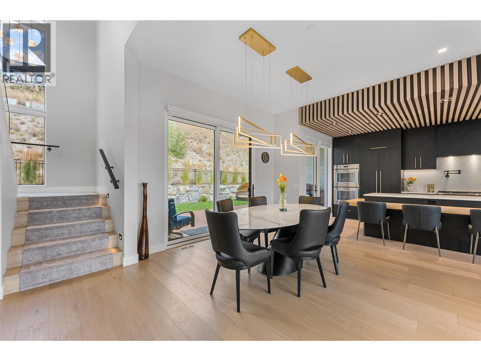 9829 Beacon Hill Crescent, Lake Country, BC - Indoor Photo Showing Dining Room