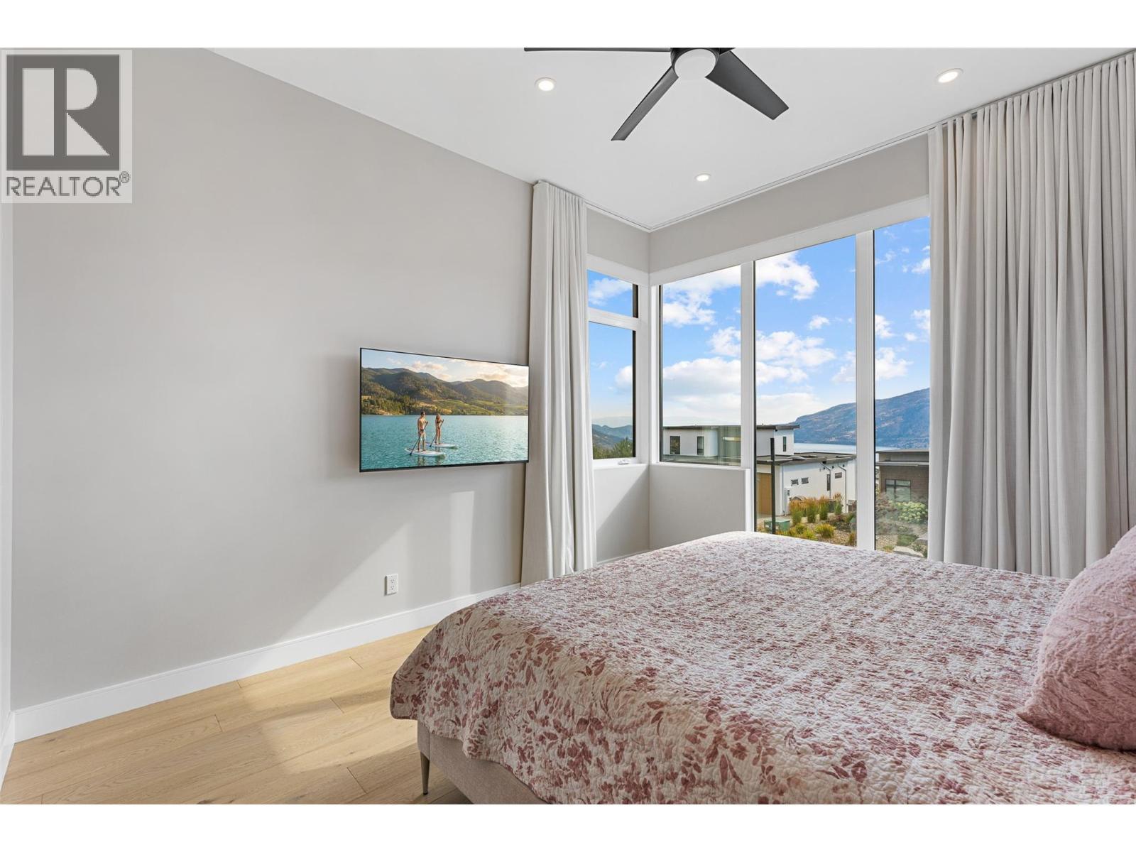 9829 Beacon Hill Crescent, Lake Country, BC - Indoor Photo Showing Bedroom
