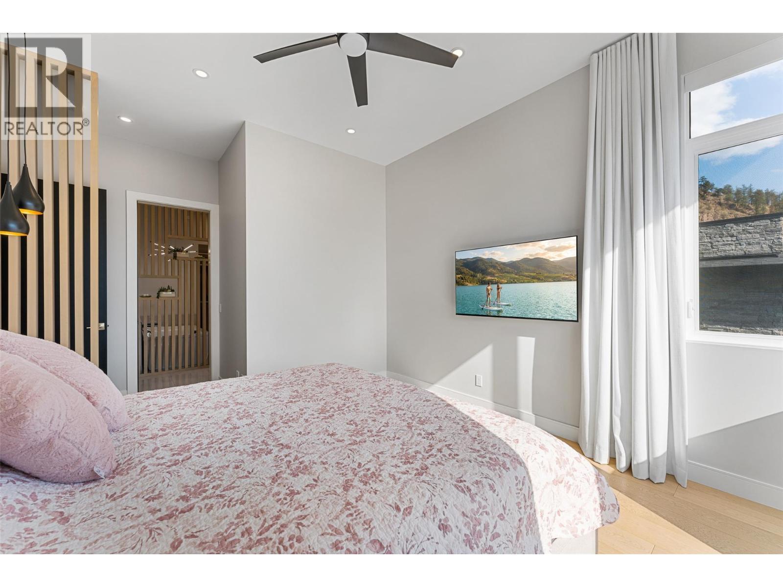 9829 Beacon Hill Crescent, Lake Country, BC - Indoor Photo Showing Bedroom