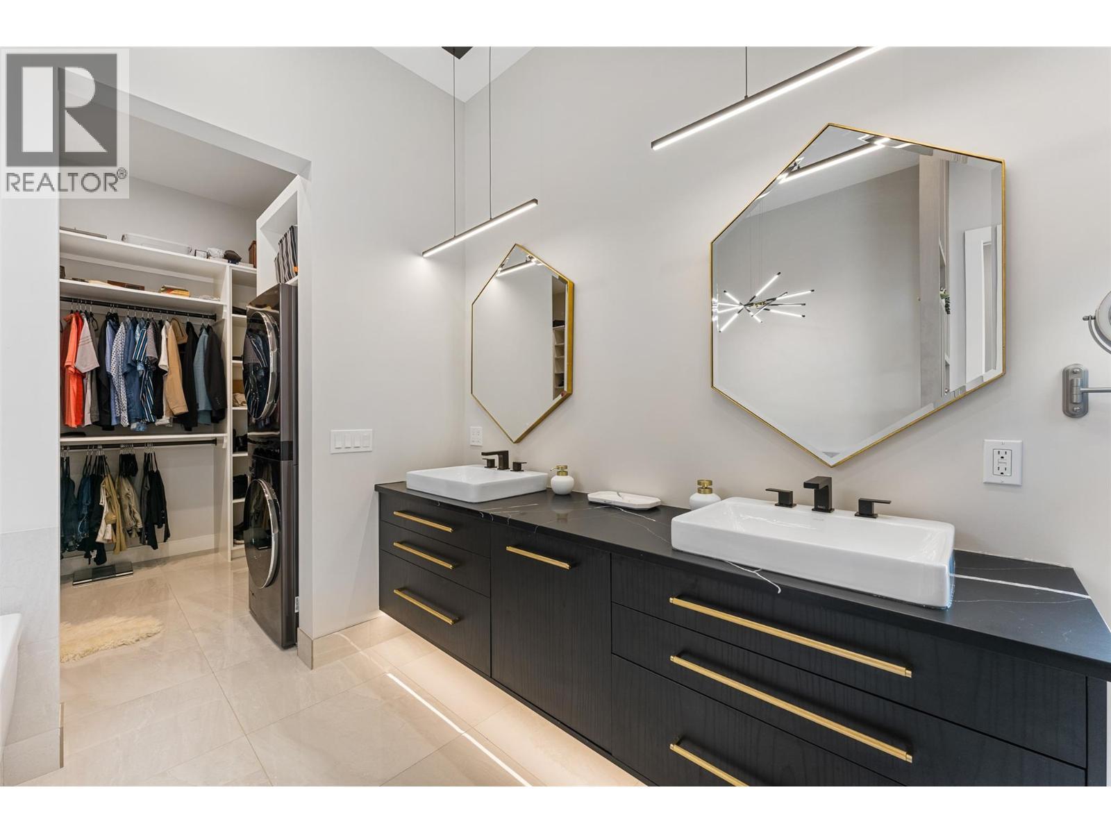 9829 Beacon Hill Crescent, Lake Country, BC - Indoor Photo Showing Bathroom