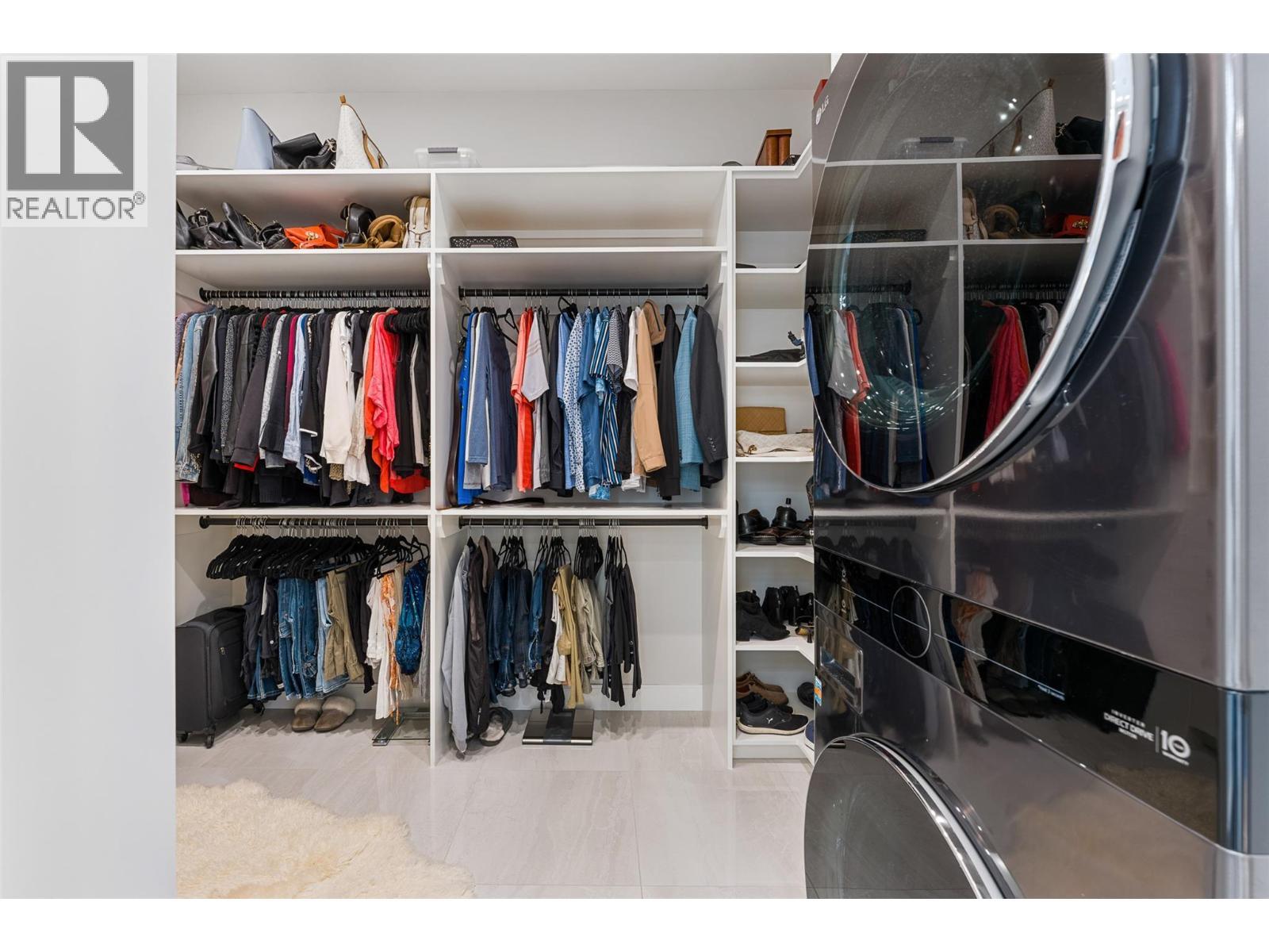 9829 Beacon Hill Crescent, Lake Country, BC - Indoor With Storage