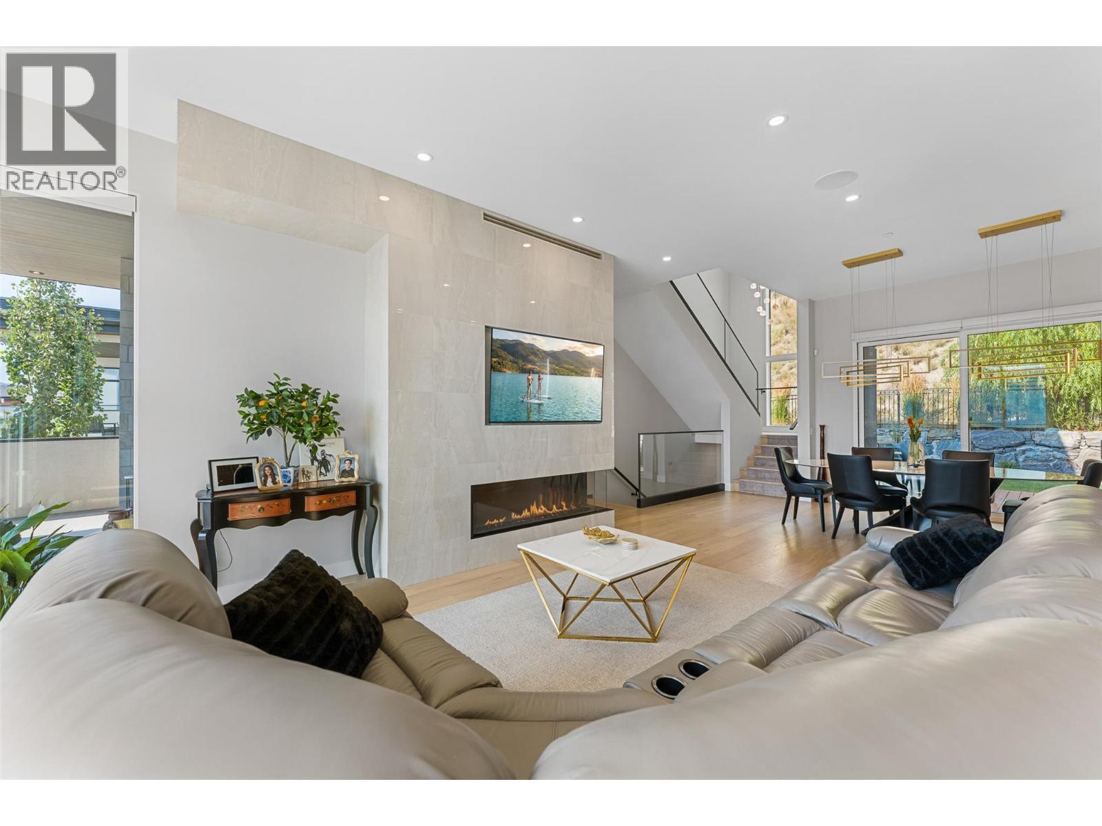 9829 Beacon Hill Crescent, Lake Country, BC - Indoor Photo Showing Living Room