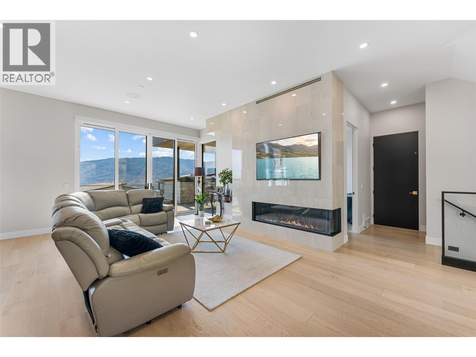9829 Beacon Hill Crescent, Lake Country, BC - Indoor Photo Showing Living Room With Fireplace