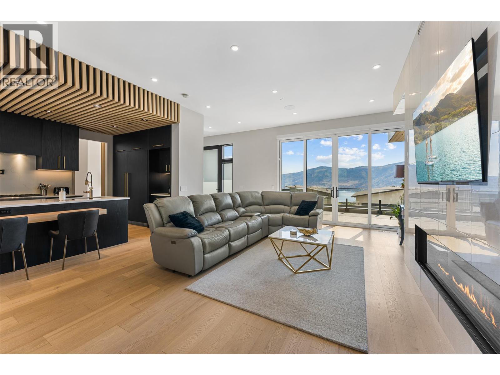 9829 Beacon Hill Crescent, Lake Country, BC - Indoor Photo Showing Living Room