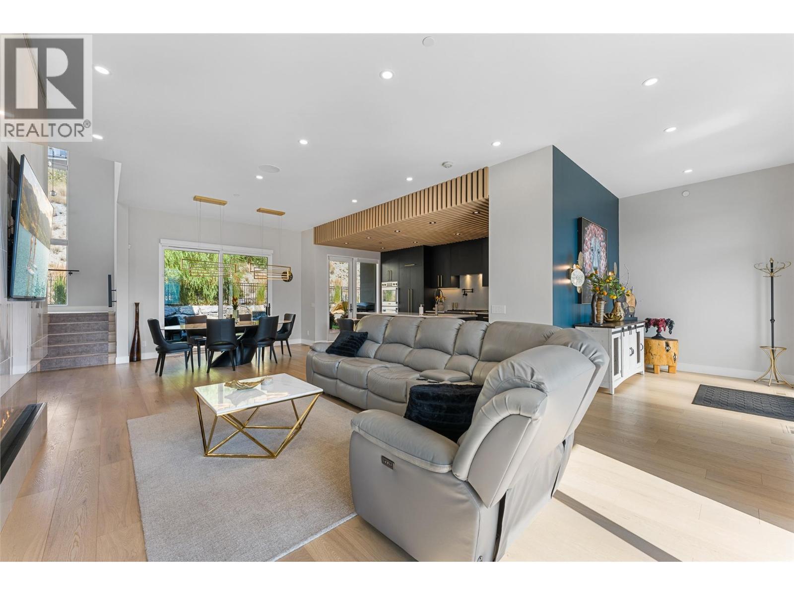 9829 Beacon Hill Crescent, Lake Country, BC - Indoor Photo Showing Living Room