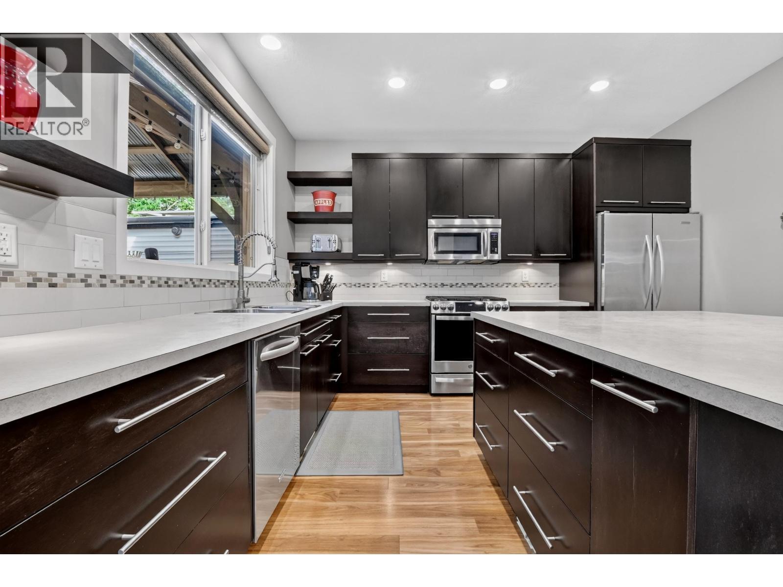 7557 Loedel Crescent, Prince George, BC - Indoor Photo Showing Kitchen With Upgraded Kitchen
