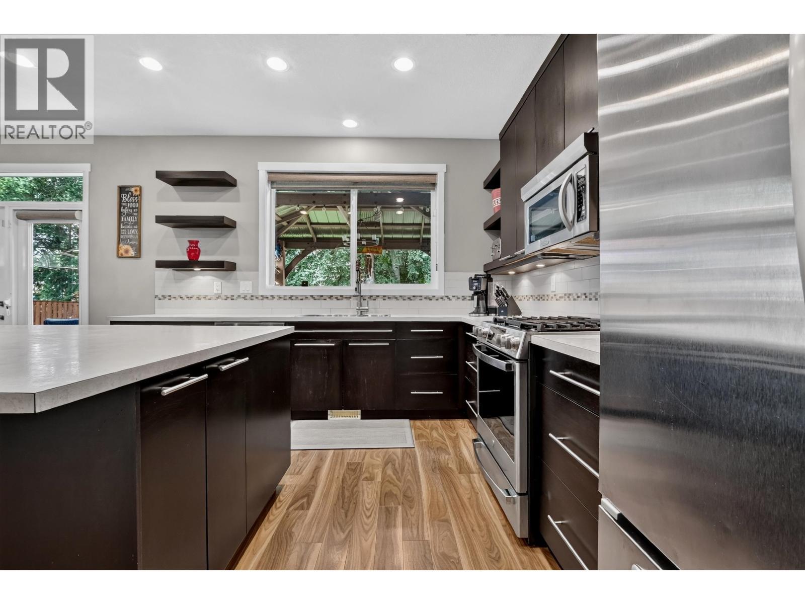 7557 Loedel Crescent, Prince George, BC - Indoor Photo Showing Kitchen With Upgraded Kitchen