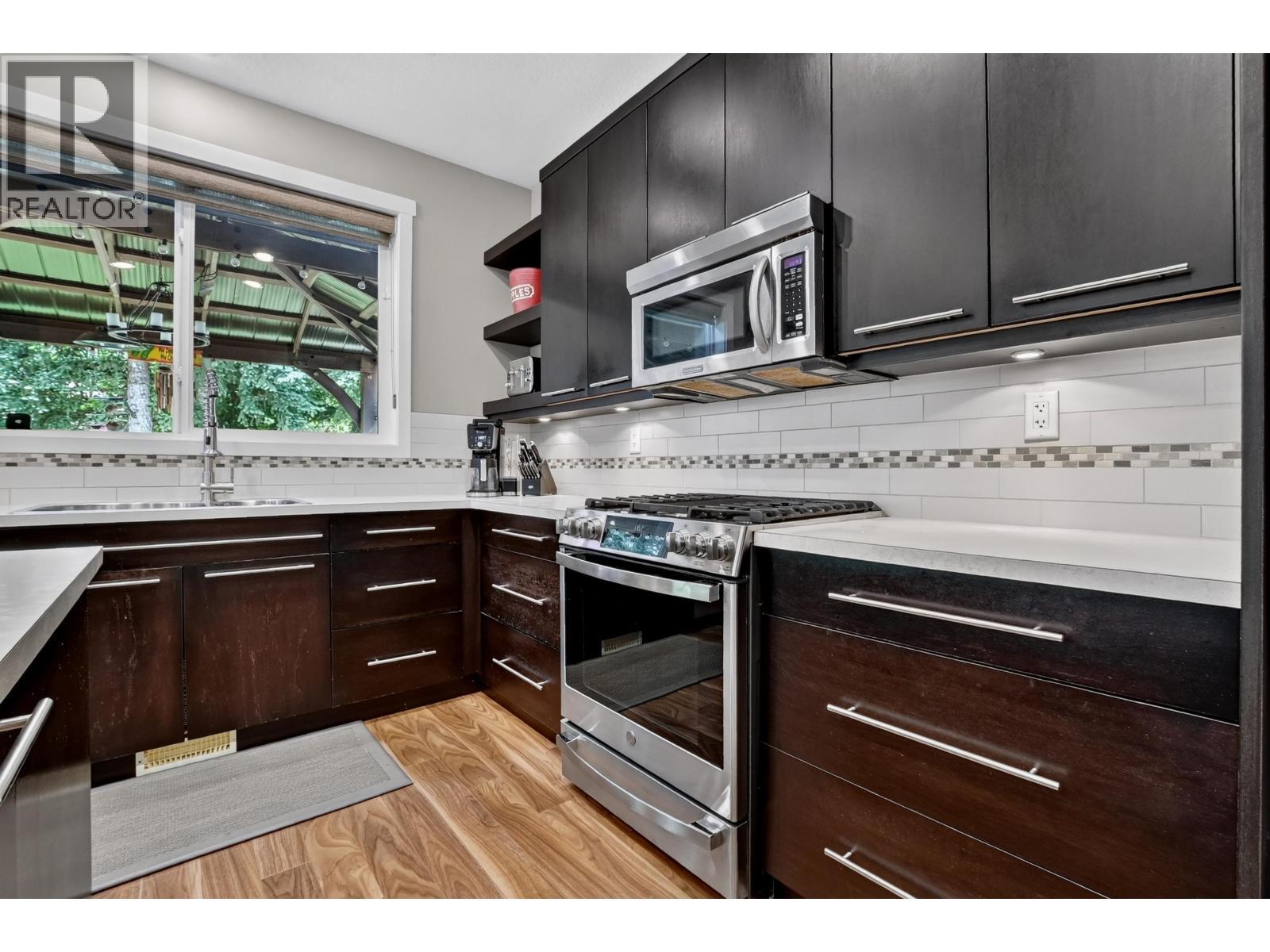 7557 Loedel Crescent, Prince George, BC - Indoor Photo Showing Kitchen With Upgraded Kitchen