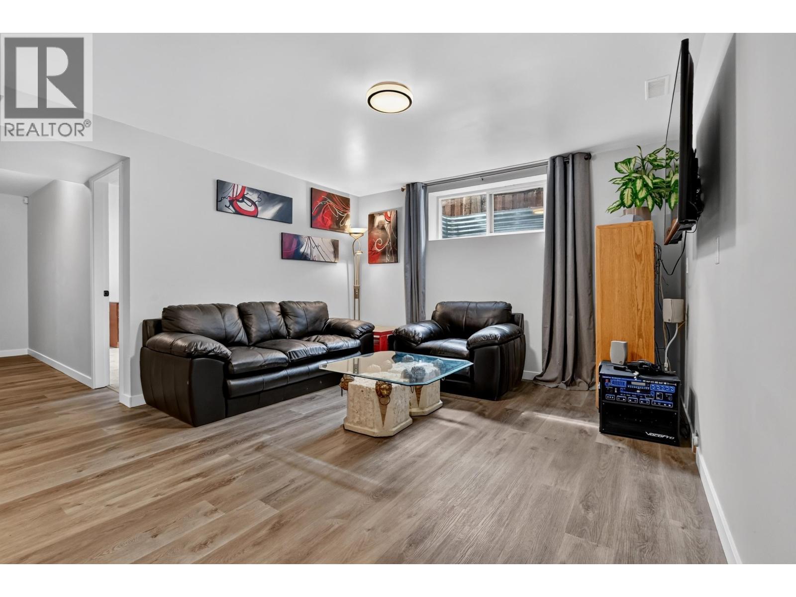 7557 Loedel Crescent, Prince George, BC - Indoor Photo Showing Living Room
