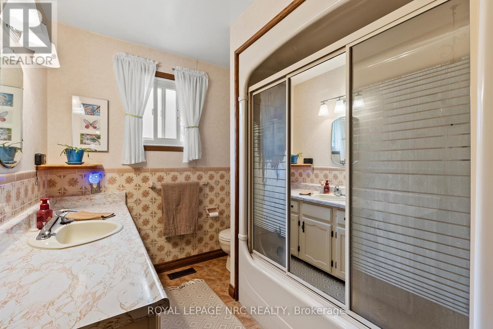 21 Upper Canada Drive, Niagara-On-The-Lake (Town), ON - Indoor Photo Showing Bathroom