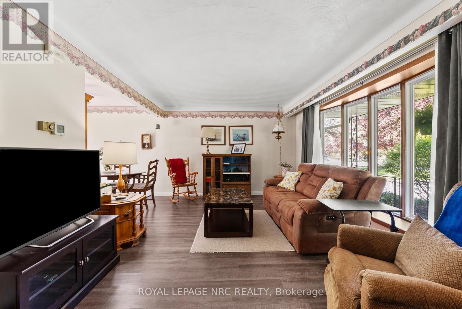 21 Upper Canada Drive, Niagara-On-The-Lake (Town), ON - Indoor Photo Showing Living Room