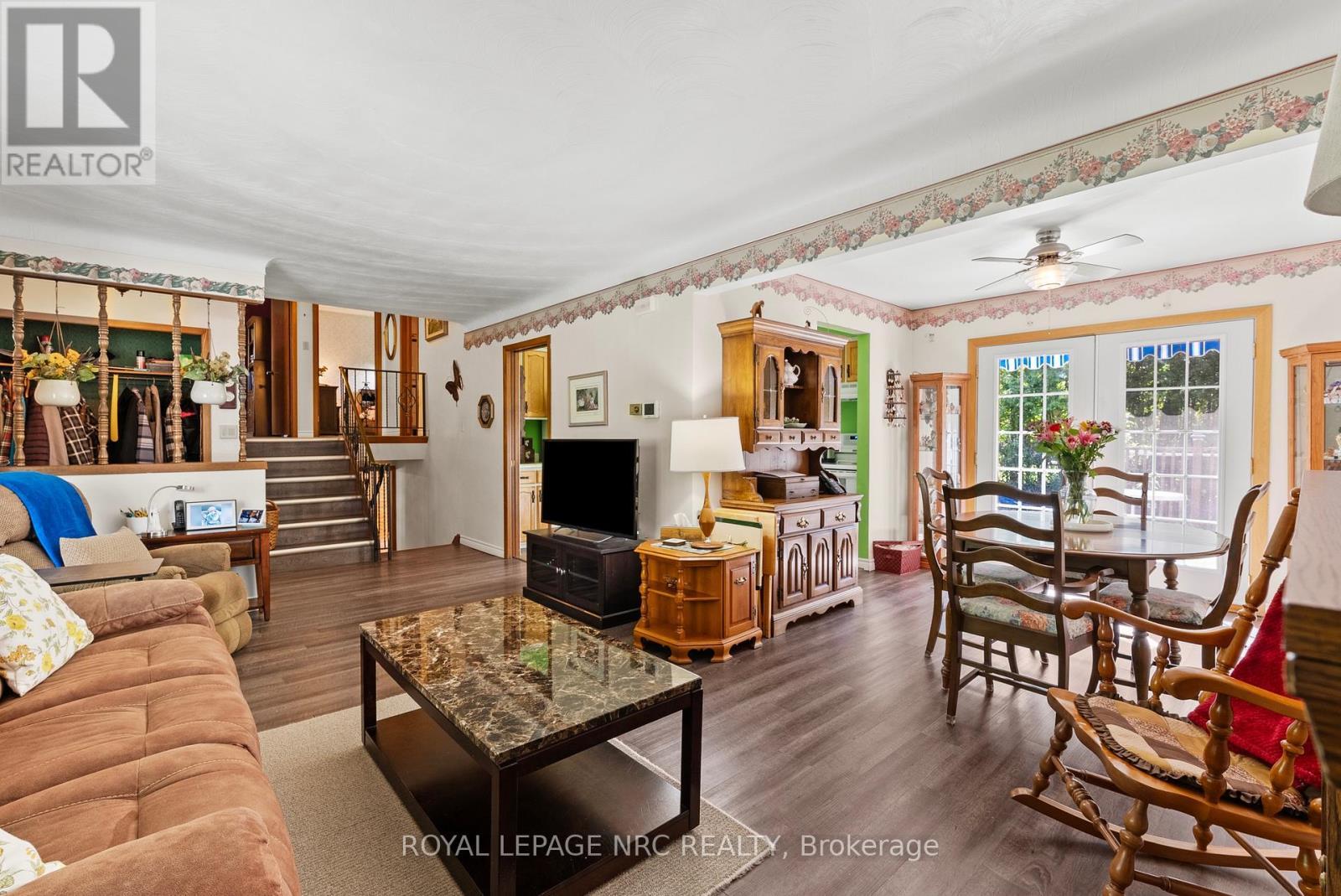 21 Upper Canada Drive, Niagara-On-The-Lake (Town), ON - Indoor Photo Showing Living Room