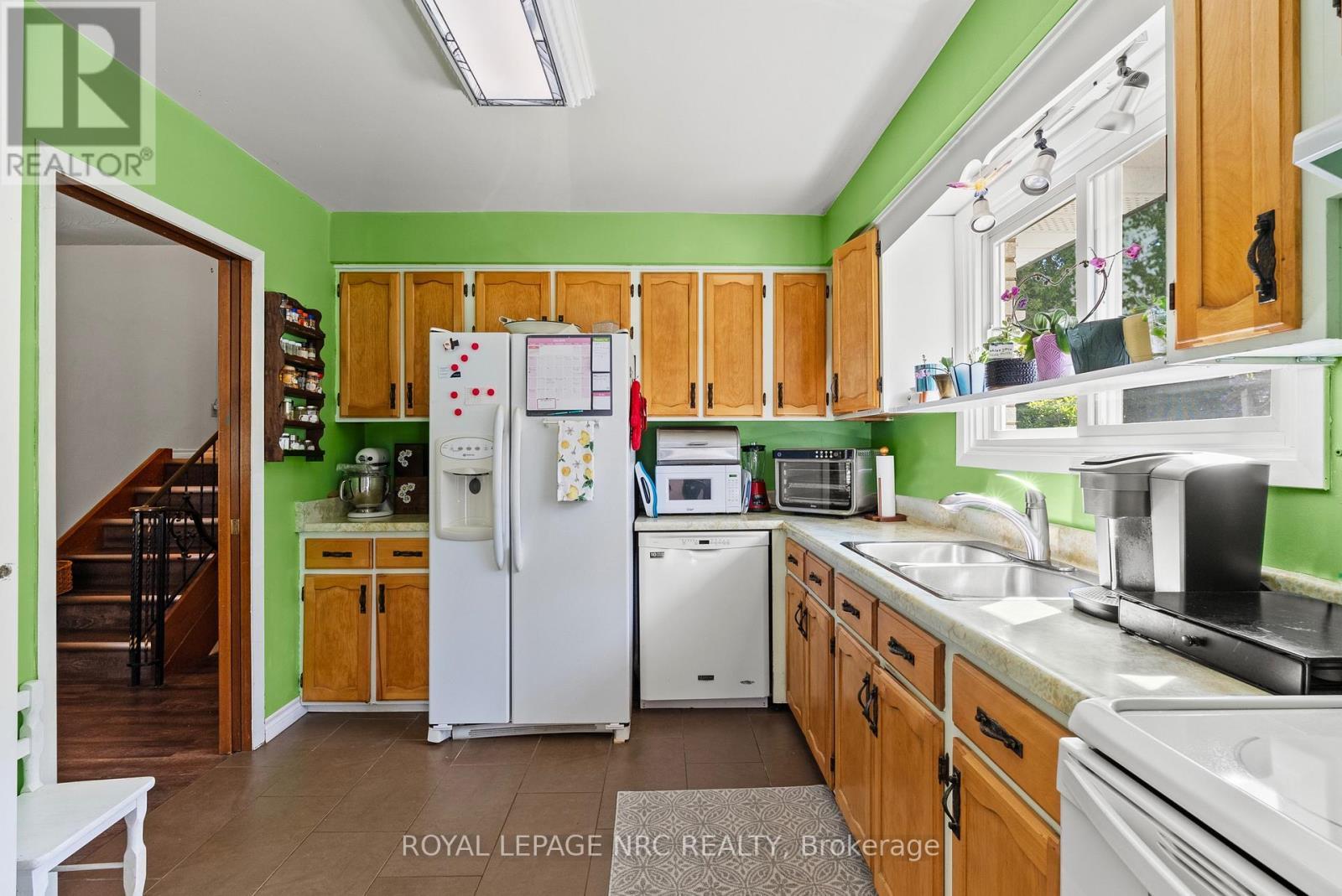 21 Upper Canada Drive, Niagara-On-The-Lake (Town), ON - Indoor Photo Showing Kitchen With Double Sink