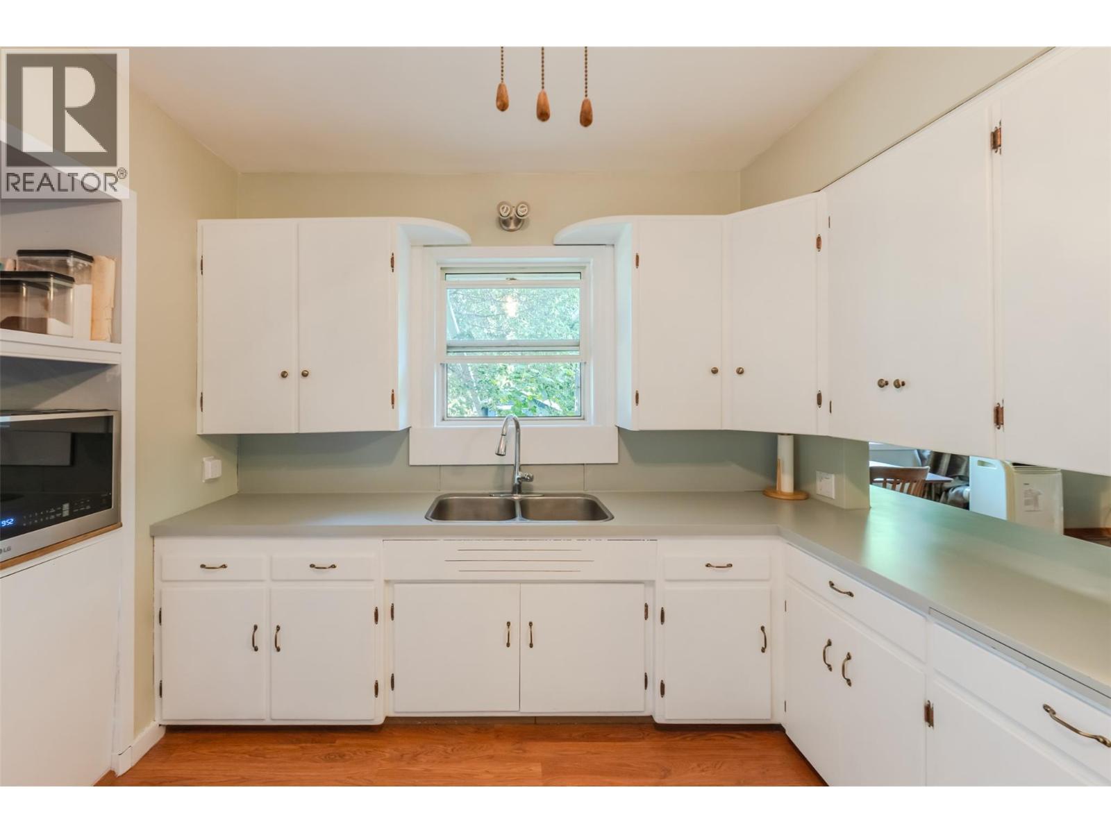 5401 Highway 97, Oliver, BC - Indoor Photo Showing Kitchen With Double Sink