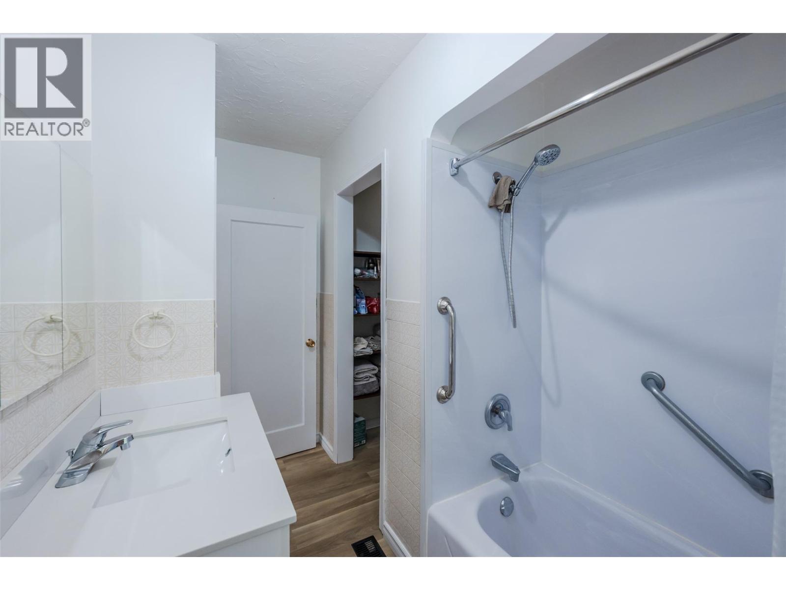 5401 Highway 97, Oliver, BC - Indoor Photo Showing Bathroom