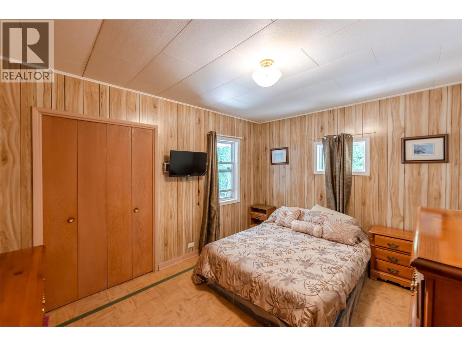 5401 Highway 97, Oliver, BC - Indoor Photo Showing Bedroom