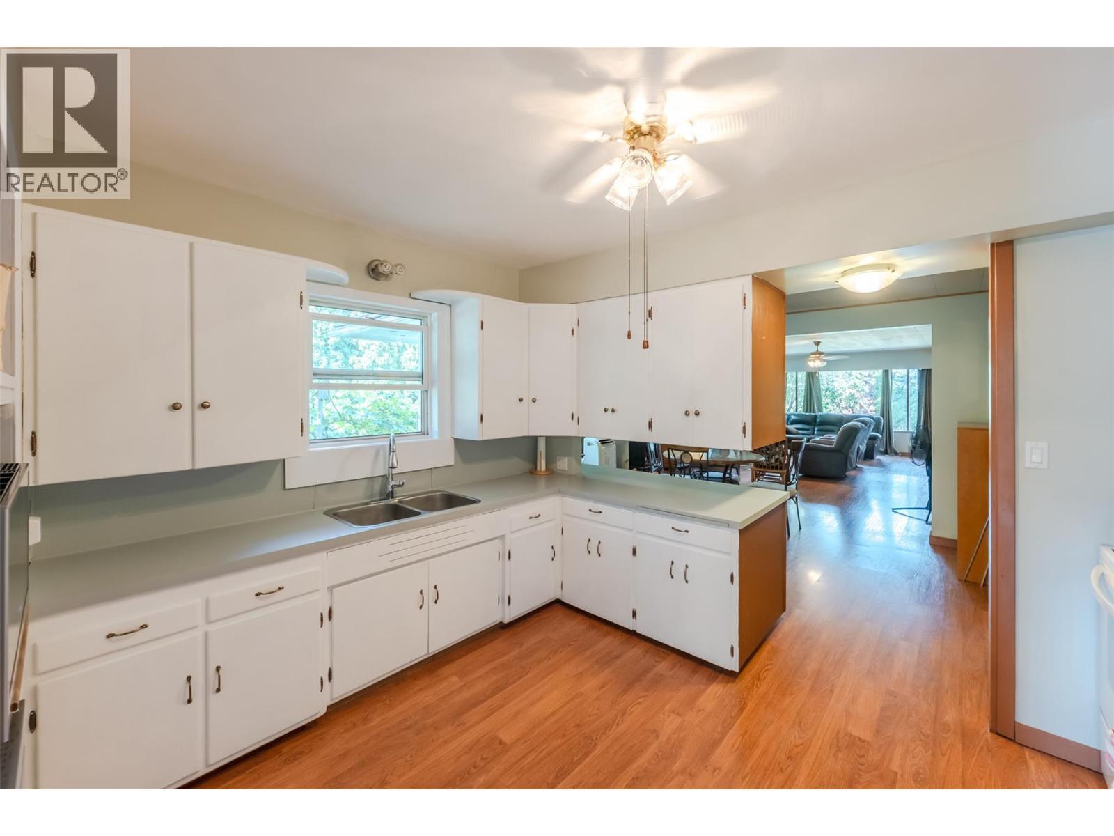 5401 Highway 97, Oliver, BC - Indoor Photo Showing Kitchen With Double Sink