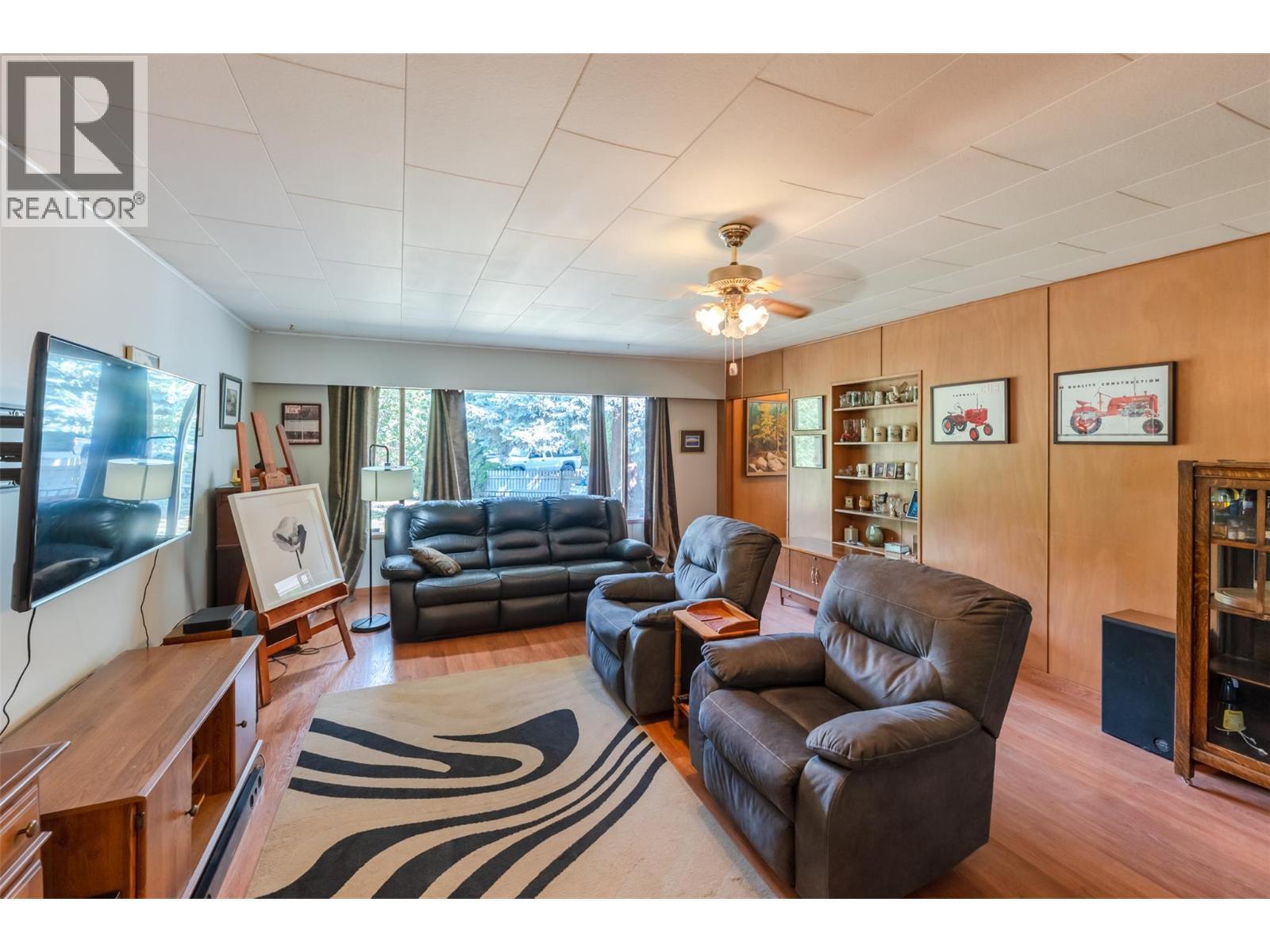 5401 Highway 97, Oliver, BC - Indoor Photo Showing Living Room