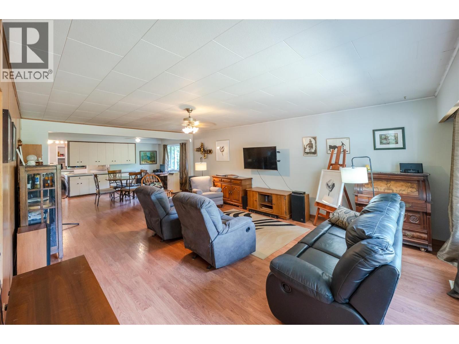 5401 Highway 97, Oliver, BC - Indoor Photo Showing Living Room