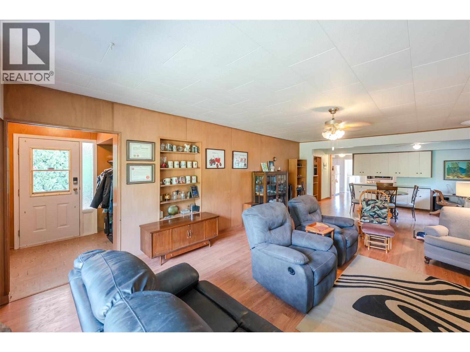 5401 Highway 97, Oliver, BC - Indoor Photo Showing Living Room
