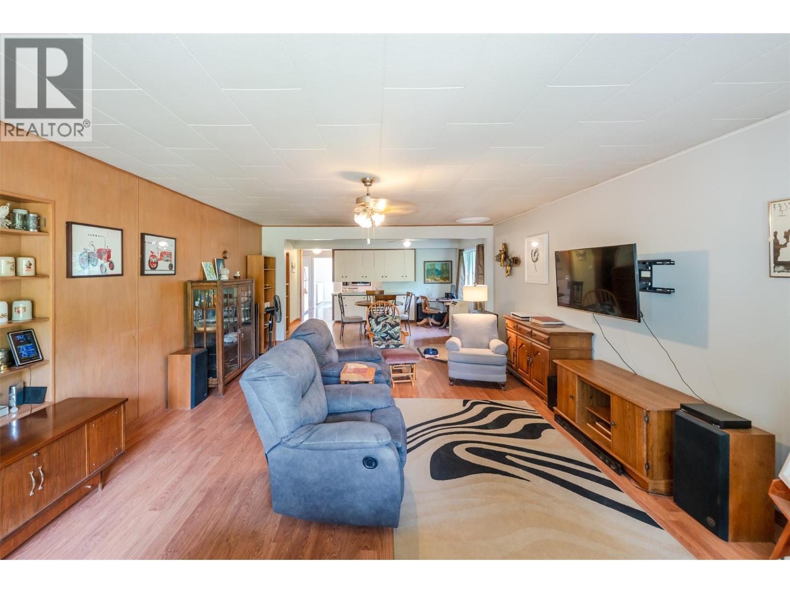 5401 Highway 97, Oliver, BC - Indoor Photo Showing Living Room