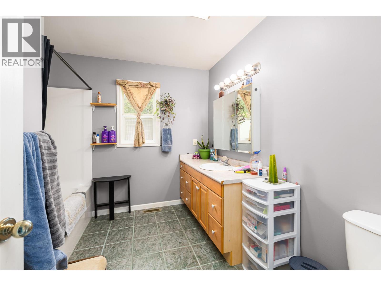 4840 Lower Wynndel Road, Wynndel, BC - Indoor Photo Showing Bathroom