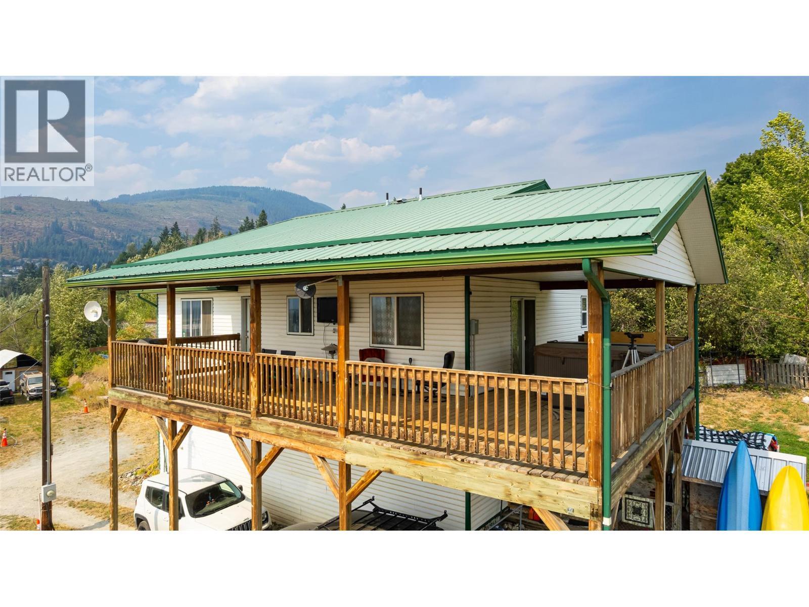 4840 Lower Wynndel Road, Wynndel, BC - Outdoor With Deck Patio Veranda