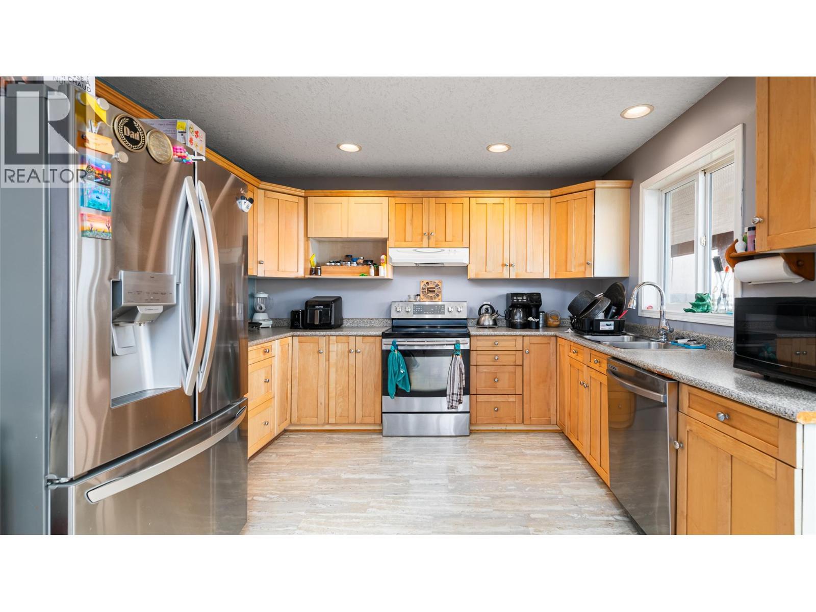 4840 Lower Wynndel Road, Wynndel, BC - Indoor Photo Showing Kitchen With Double Sink