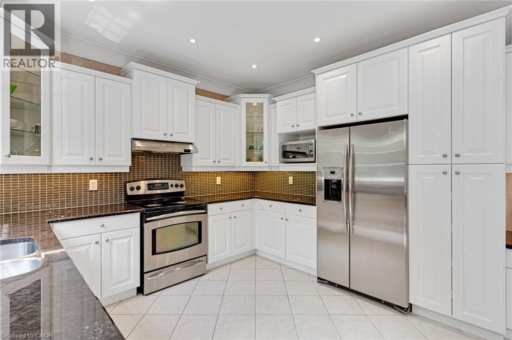 170 Garth Massey Drive, Cambridge, ON - Indoor Photo Showing Kitchen With Upgraded Kitchen